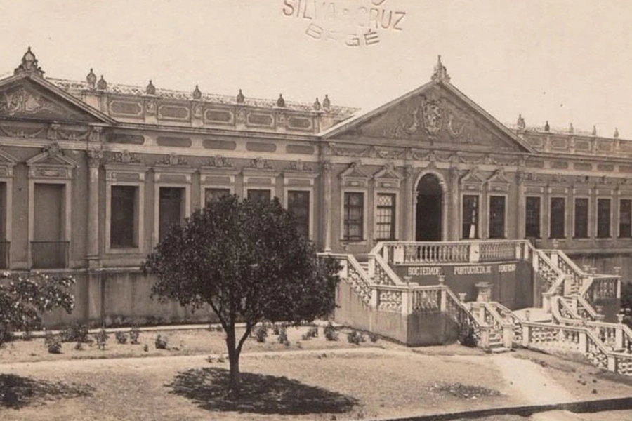 Fachada histórica da sede da Sociedade Portuguesa de Bagé.