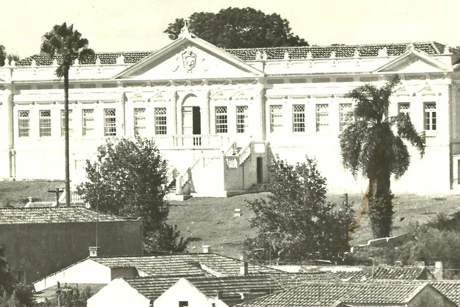 Patrimônio preservado no coração de Bagé, sede da Sociedade Portuguesa.